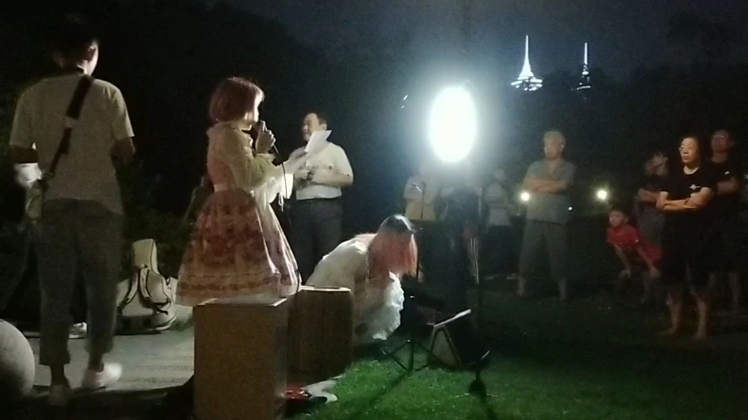 馨儿的第一次大庭广众下唱歌,路人视角实拍。奇妙能力歌。